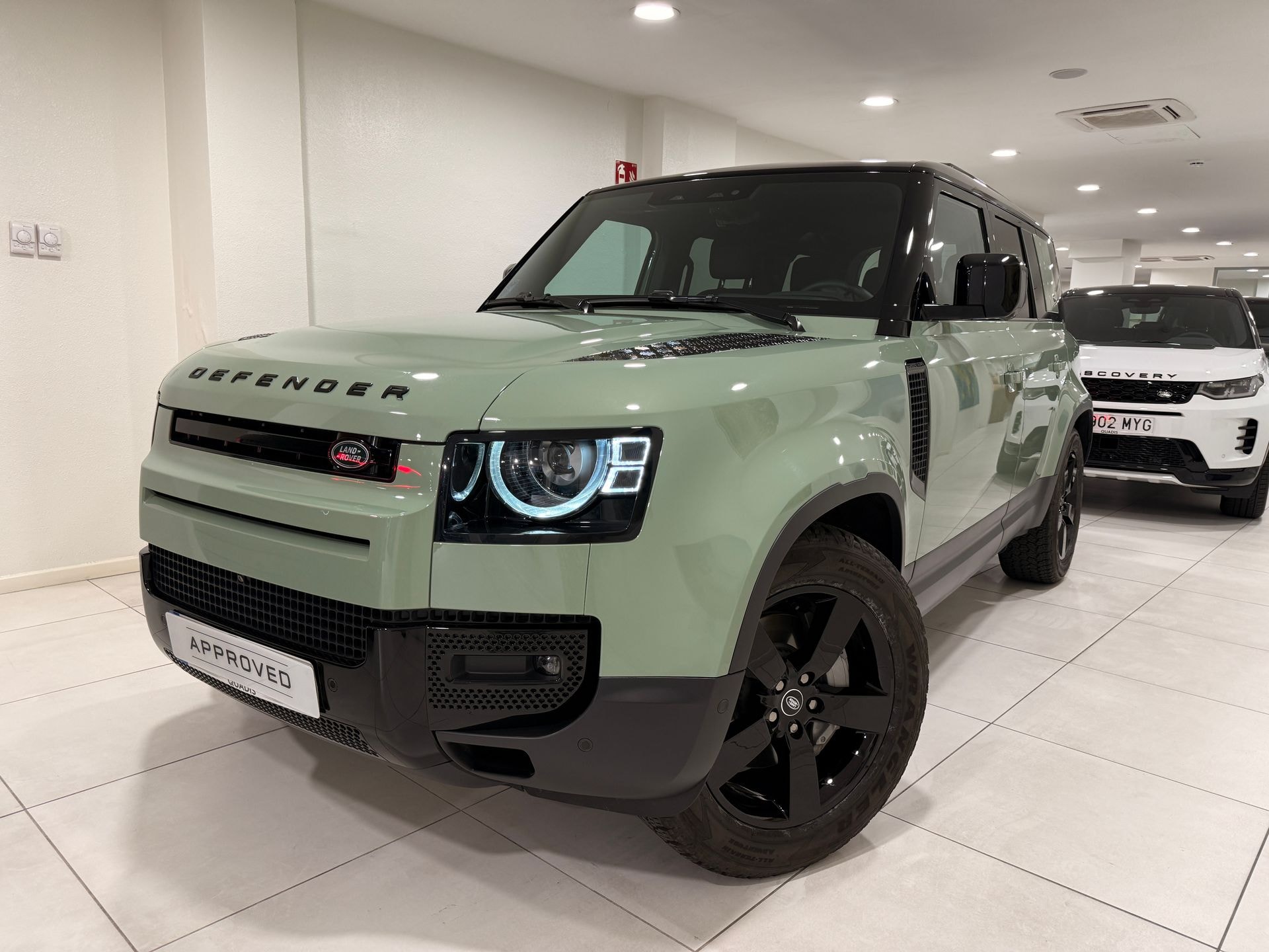 land-rover-defender-20-si4-404-limited-ed-110-at-4wd-phev-en-barcelona-9f4a8a1385e93f95f63dcc96048ee2e6