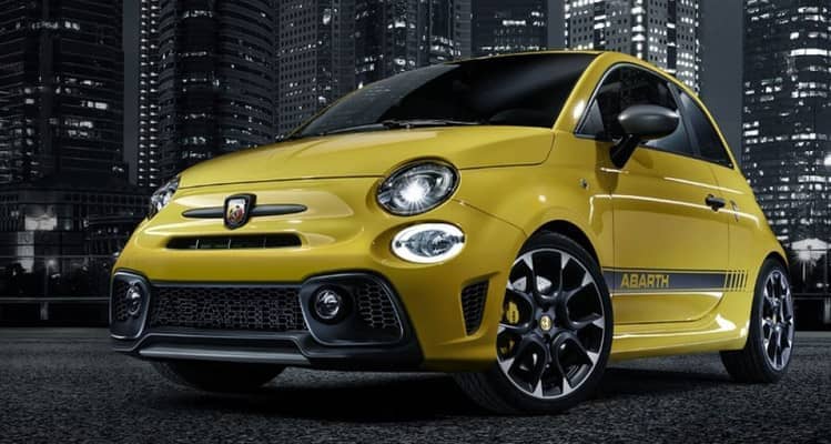 Abarth 500 visto de frente, con sus característicos faros redondos y detalles deportivos.