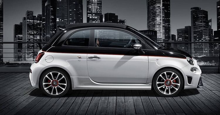 Perfil lateral del Abarth 500 en color blanco, mostrando su línea compacta y deportiva. Perfil lateral del Abarth 500 en color blanco, mostrando su línea compacta y deportiva.