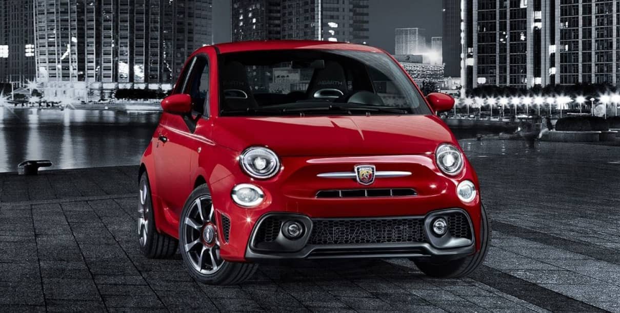 Imagen frontal del Abarth 500 en rojo, destacando su parrilla agresiva y emblema distintivo.