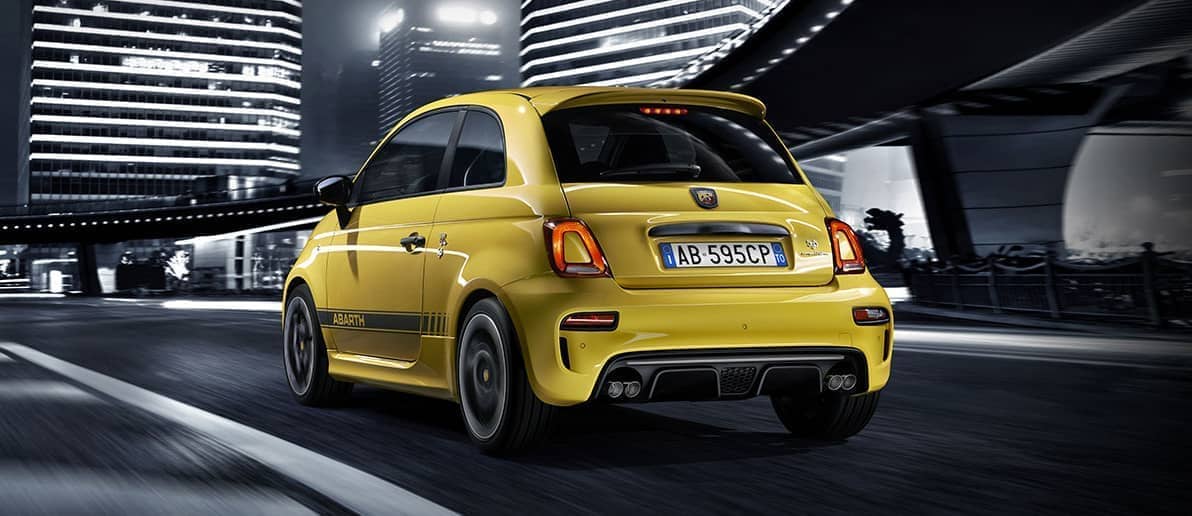 Configuración trasera del Abarth 500 con diseño de escape deportivo y difusor.