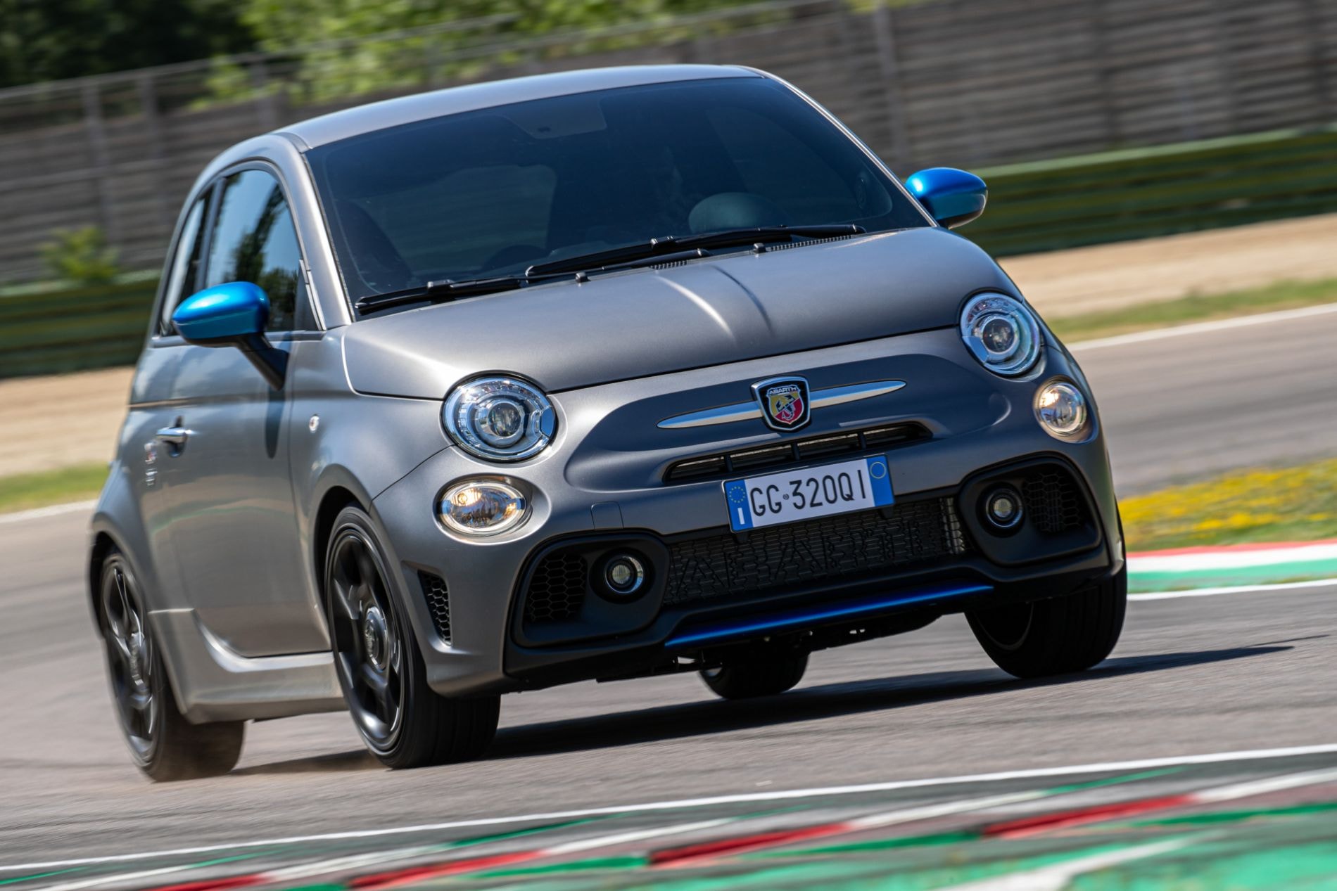 Abarth 500 en el circuito, mostrando su carácter dinámico.