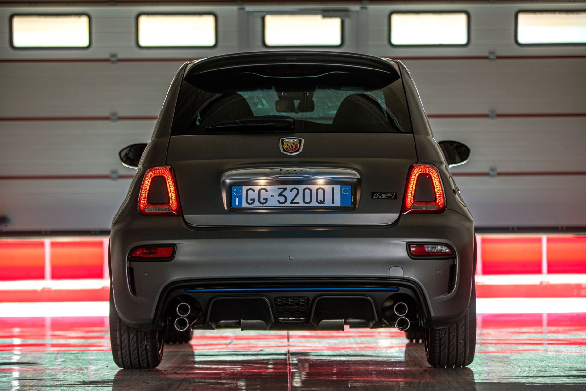 Vista trasera del Abarth 500 en un ambiente industrial