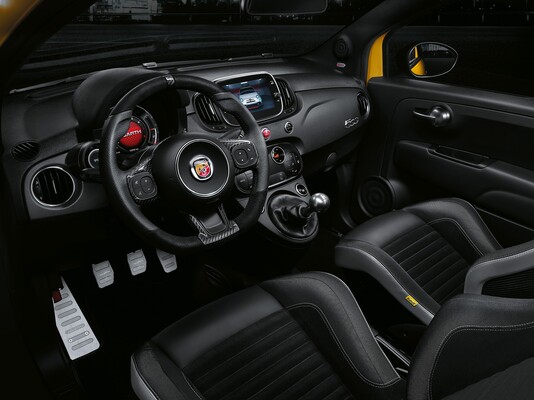 Interior del Abarth 500 con acabados en carbono y volante deportivo. Interior del Abarth 500 con acabados en carbono y volante deportivo.