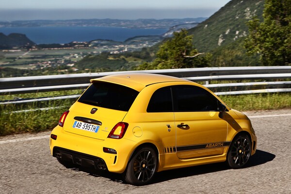 Interior oscuro del Abarth 500 resaltando sus asientos deportivos. Interior oscuro del Abarth 500 resaltando sus asientos deportivos.