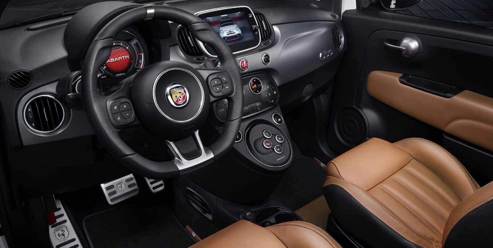 Vista de la cabina y asientos en cuero del Abarth 500, acabados de alta calidad.