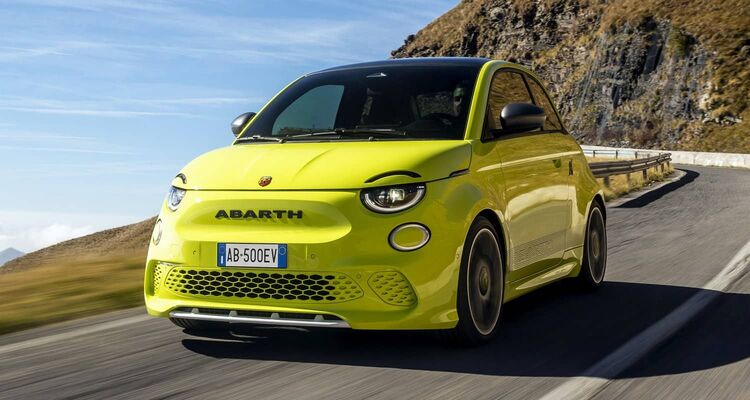 Imagen del Abarth 500e en carretera con vista frontal, destacando su frontal agresivo y distintivo.