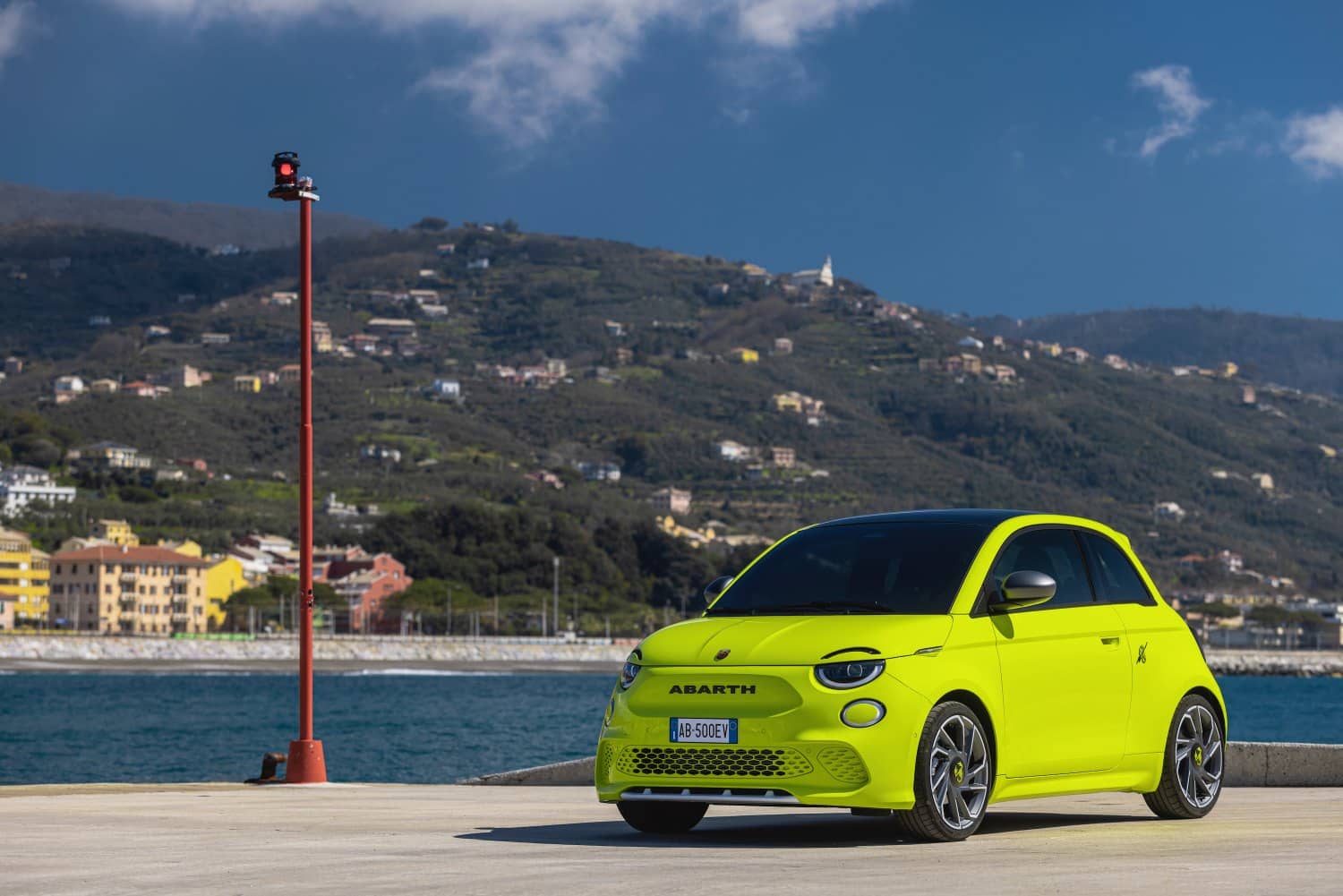 Vista frontal del Abarth 500e en color amarillo, destacando su diseño audaz.