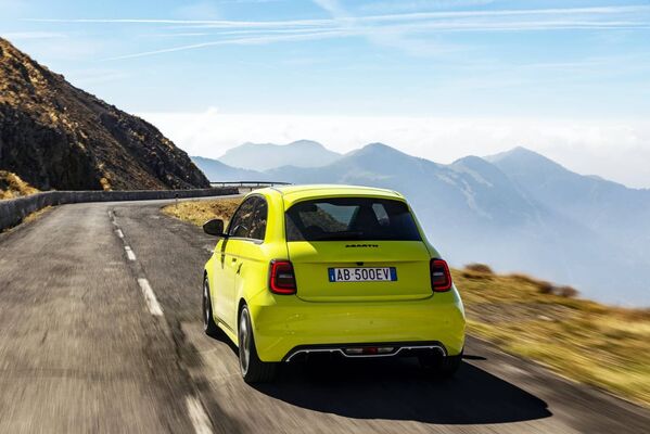 Trasera del Abarth 500e mientras recorre una ruta montañosa, muestra su diseño y deportividad. Trasera del Abarth 500e mientras recorre una ruta montañosa, muestra su diseño y deportividad.