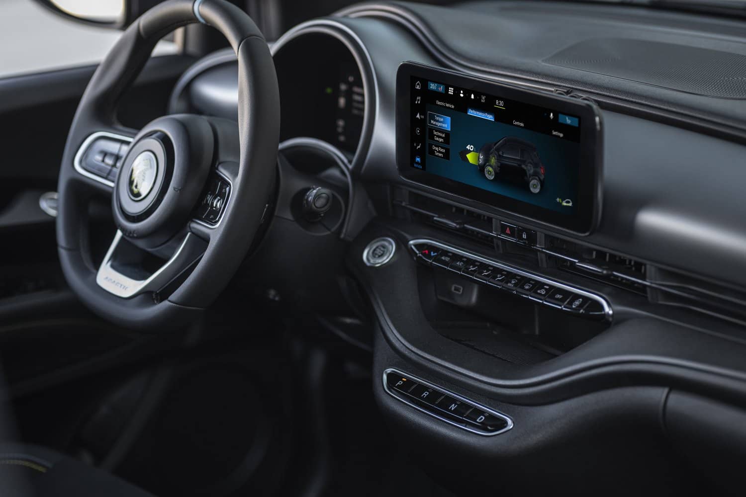Puesto de conducción del Abarth 500e con volante y pantalla táctil central.