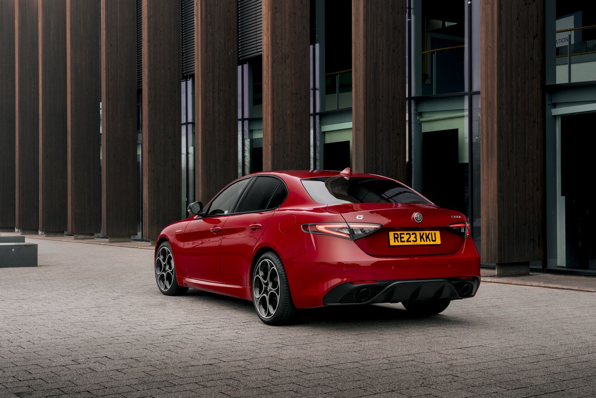 Alfa Romeo Giulia en carretera brindando un comportamiento dinámico excepcional.