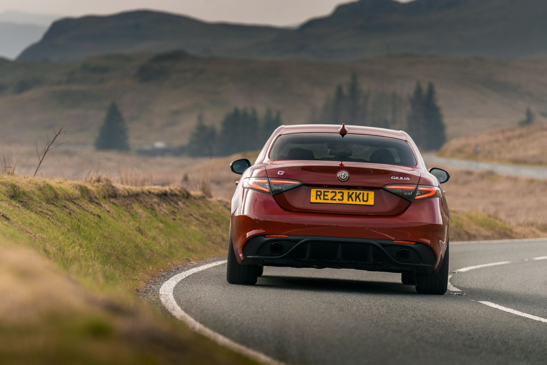 Vista trasera del Giulia, destacando su elegancia y estilo moderno.