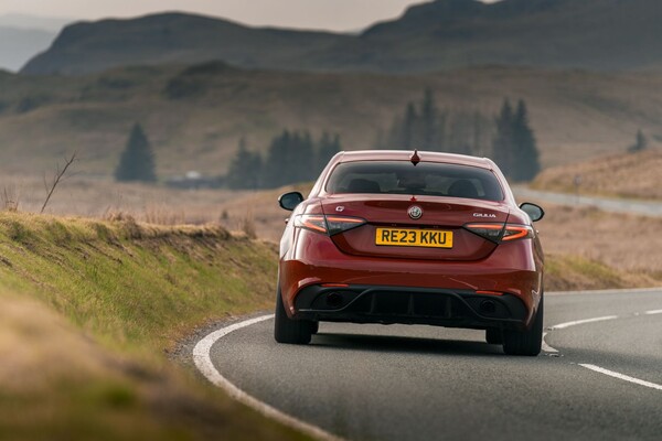 Vista trasera del Giulia, destacando su elegancia y estilo moderno. Vista trasera del Giulia, destacando su elegancia y estilo moderno.