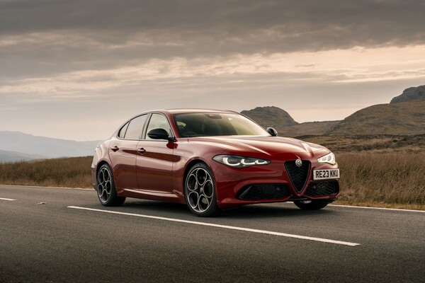 Impresionante vista trasera del Giulia en una curva montañosa. Impresionante vista trasera del Giulia en una curva montañosa.