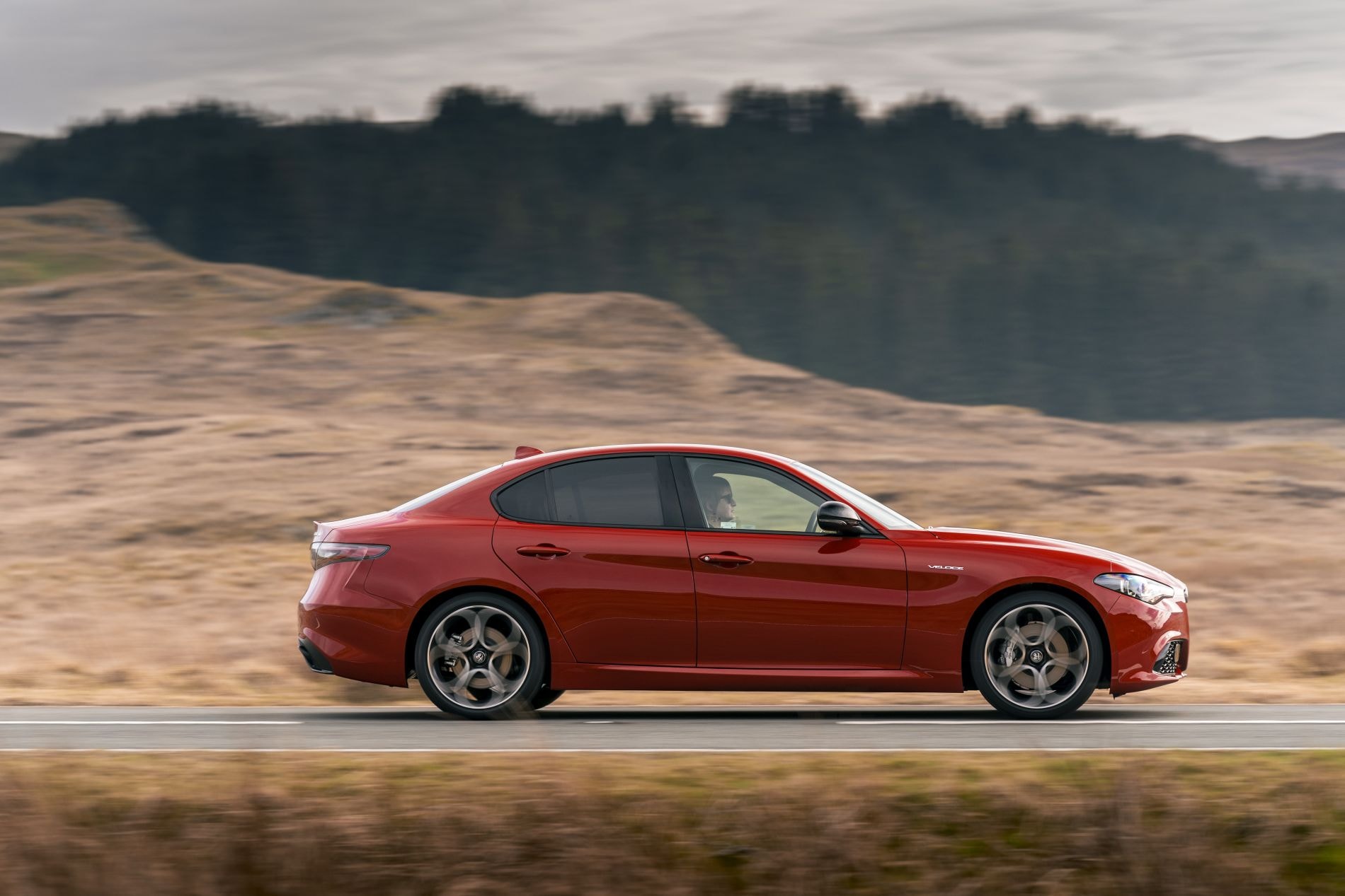 Frontal del Alfa Romeo Giulia mostrando su diseño distintivo y deportivo.