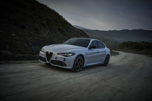 Interior refinado del Giulia, ideal para una conducción centrada y cómoda. Interior refinado del Giulia, ideal para una conducción centrada y cómoda.