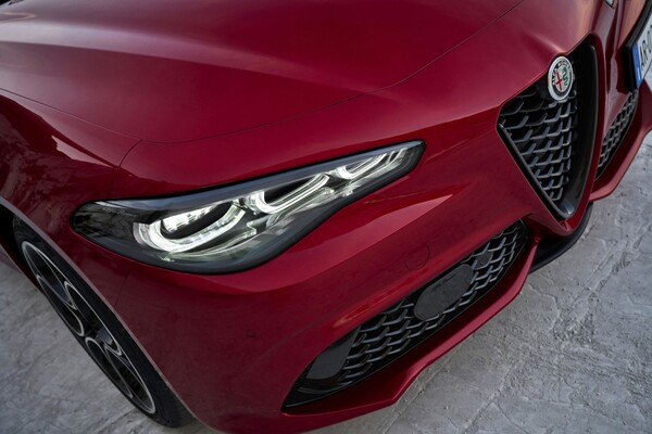 Alfa Romeo Giulia atravesando un camino rural, mostrando su robustez. Alfa Romeo Giulia atravesando un camino rural, mostrando su robustez.