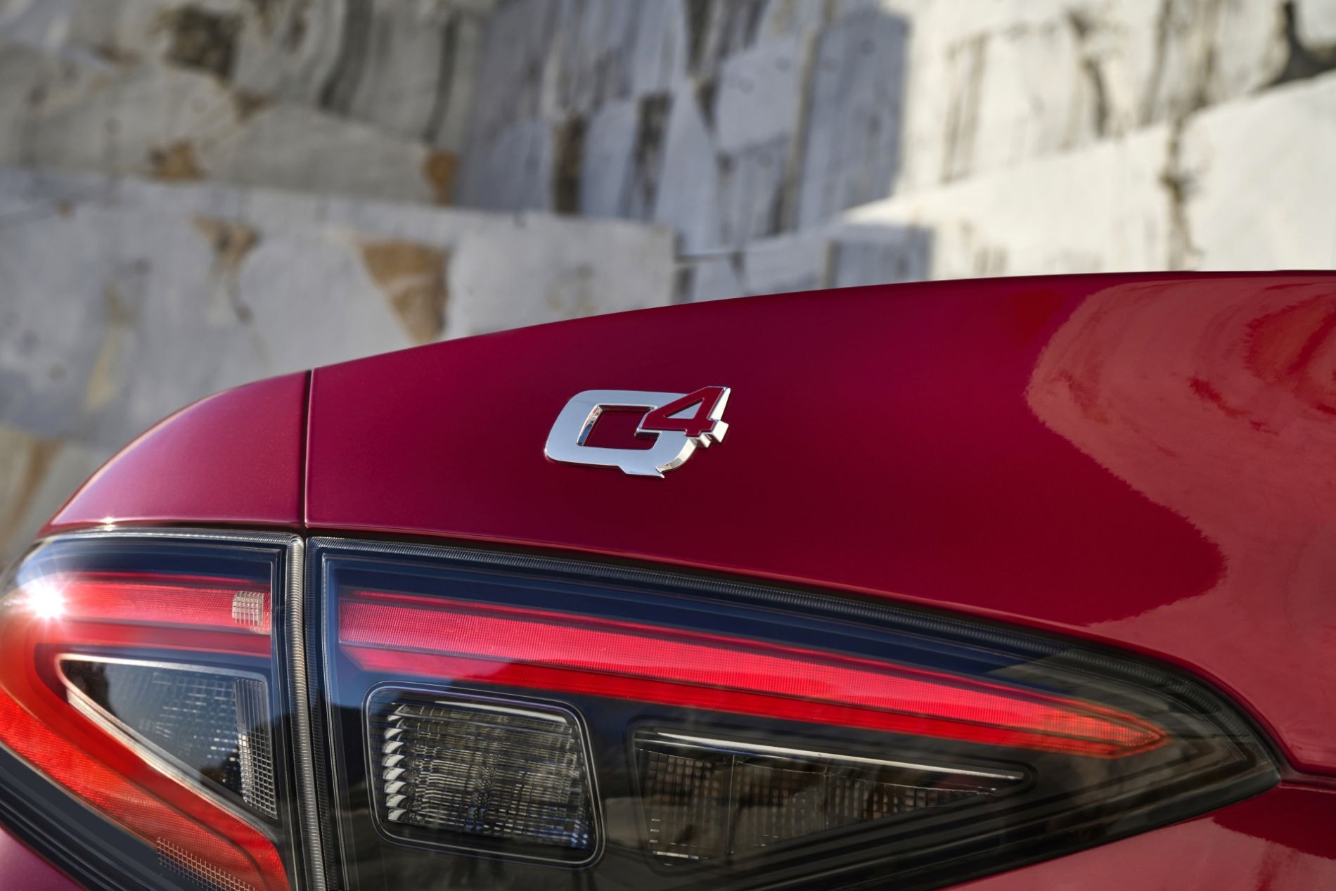 Detalle del faro del Giulia realzando su tecnología y diseño elegante.