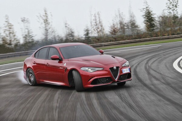 Alfa Romeo Giulia en color rojo afrontando una curva en circuito.