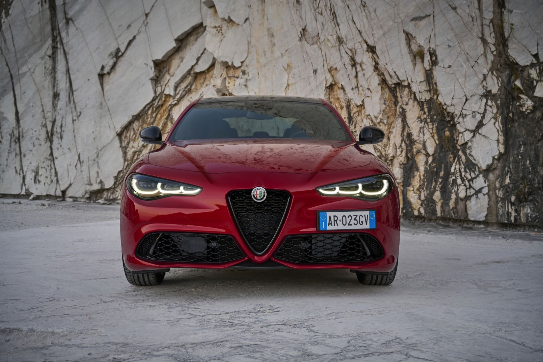 Frontal del Alfa Romeo Giulia, destacando sus ópticas y parrilla icónica.