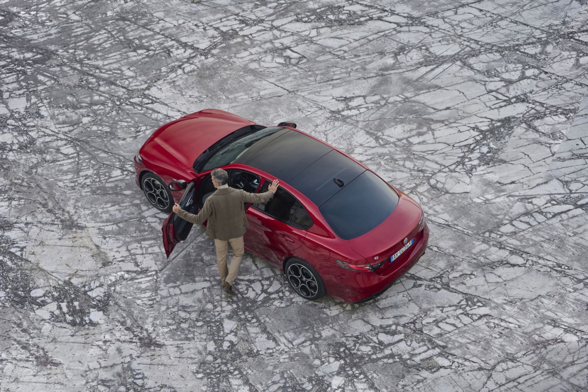 Entrada al vehículo mostrando su elegante interior y diseño moderno.