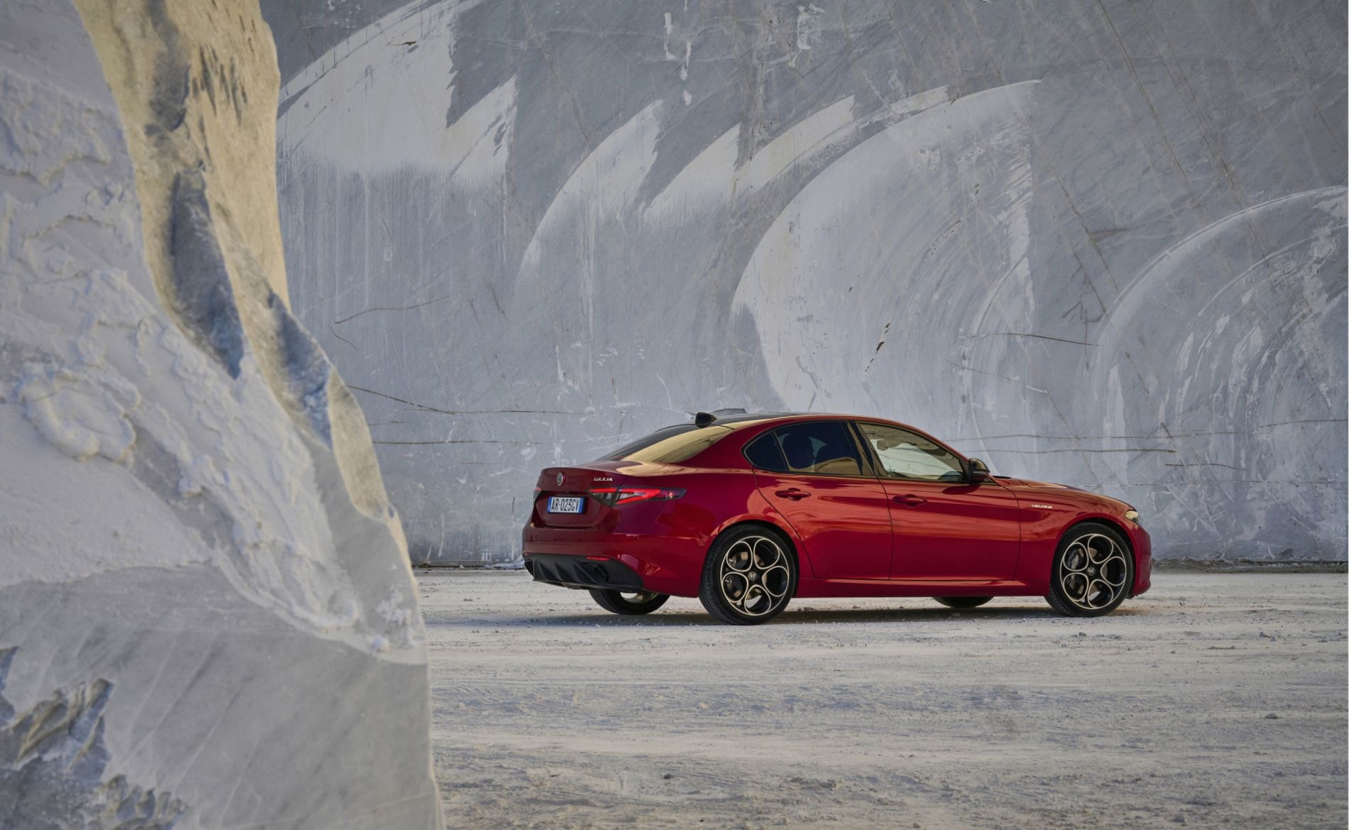 Perfil lateral del Alfa Romeo Giulia, subrayando su silueta dinámica y elegante.
