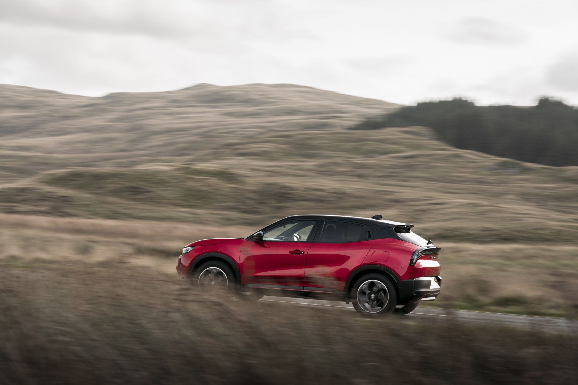 Alfa Romeo Junior eléctrico en una carretera, mostrando su dinámica.