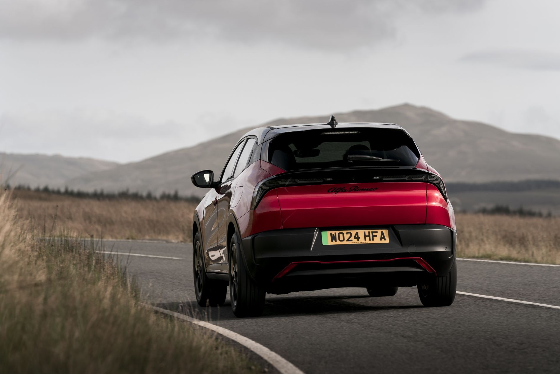Vista frontal del Alfa Romeo Junior eléctrico, destacando su diseño distintivo.