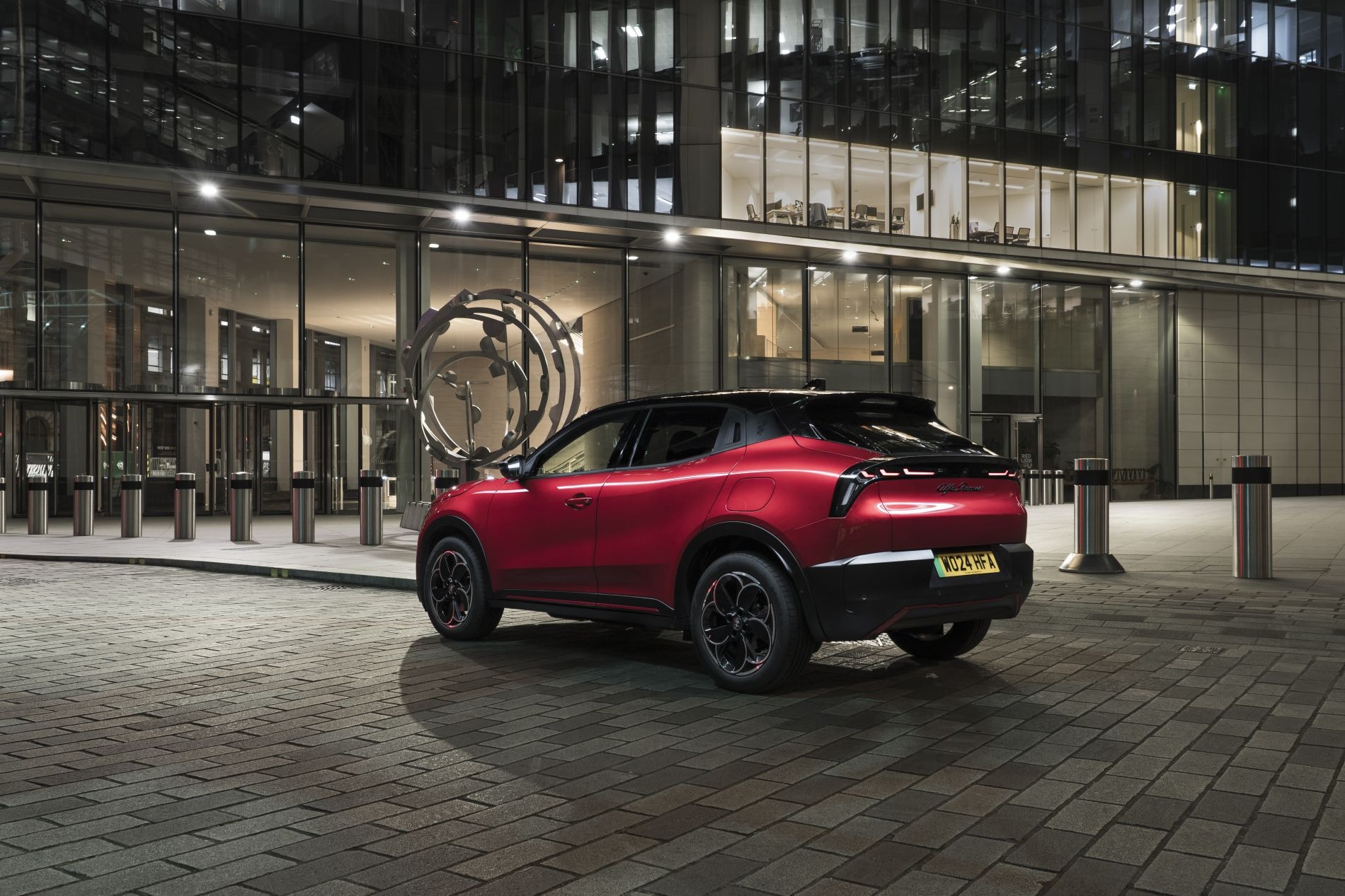 Interior del Alfa Romeo Junior eléctrico, elegante y espacioso.