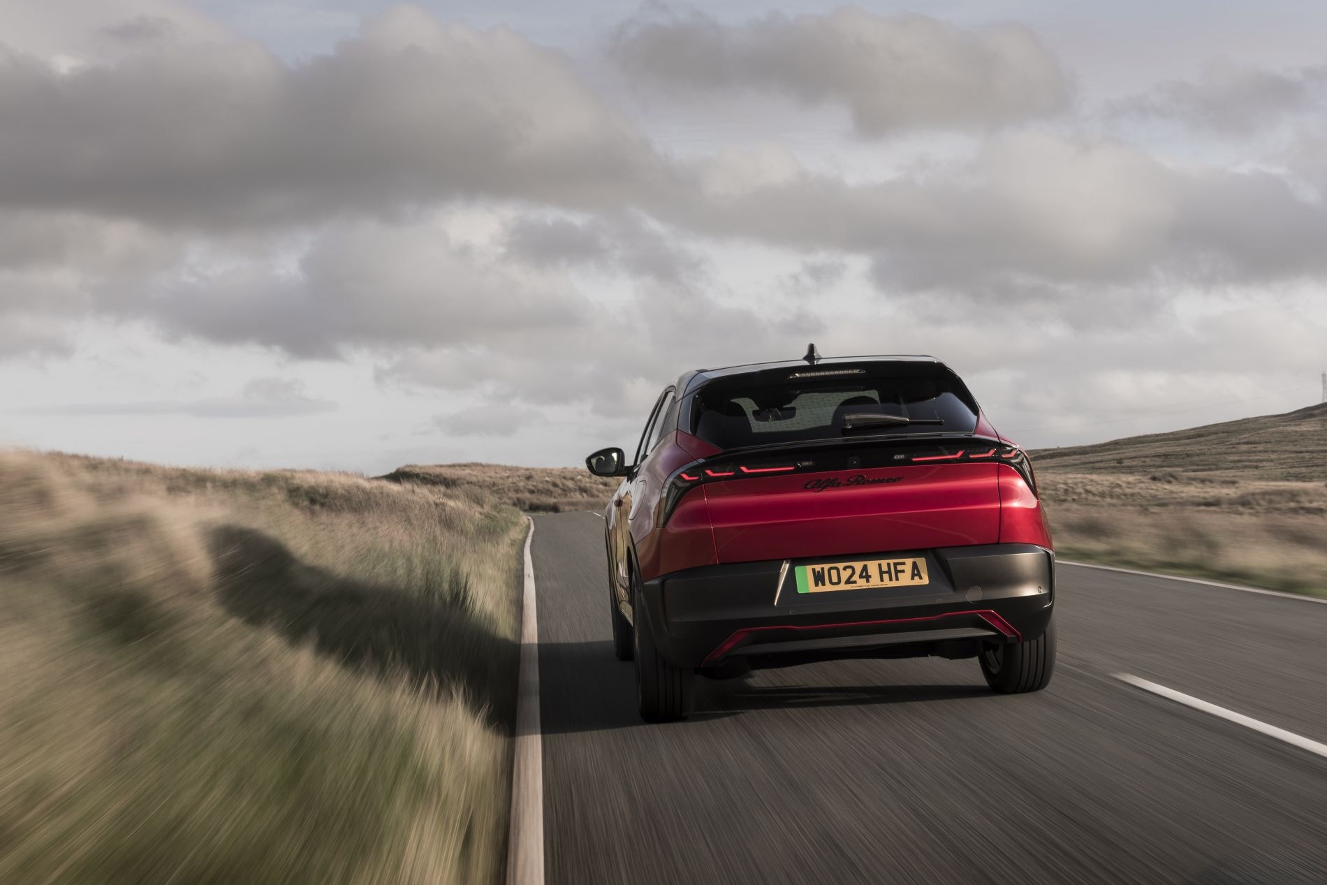 Alfa Romeo Junior eléctrico en acción, capturando su potente presencia.