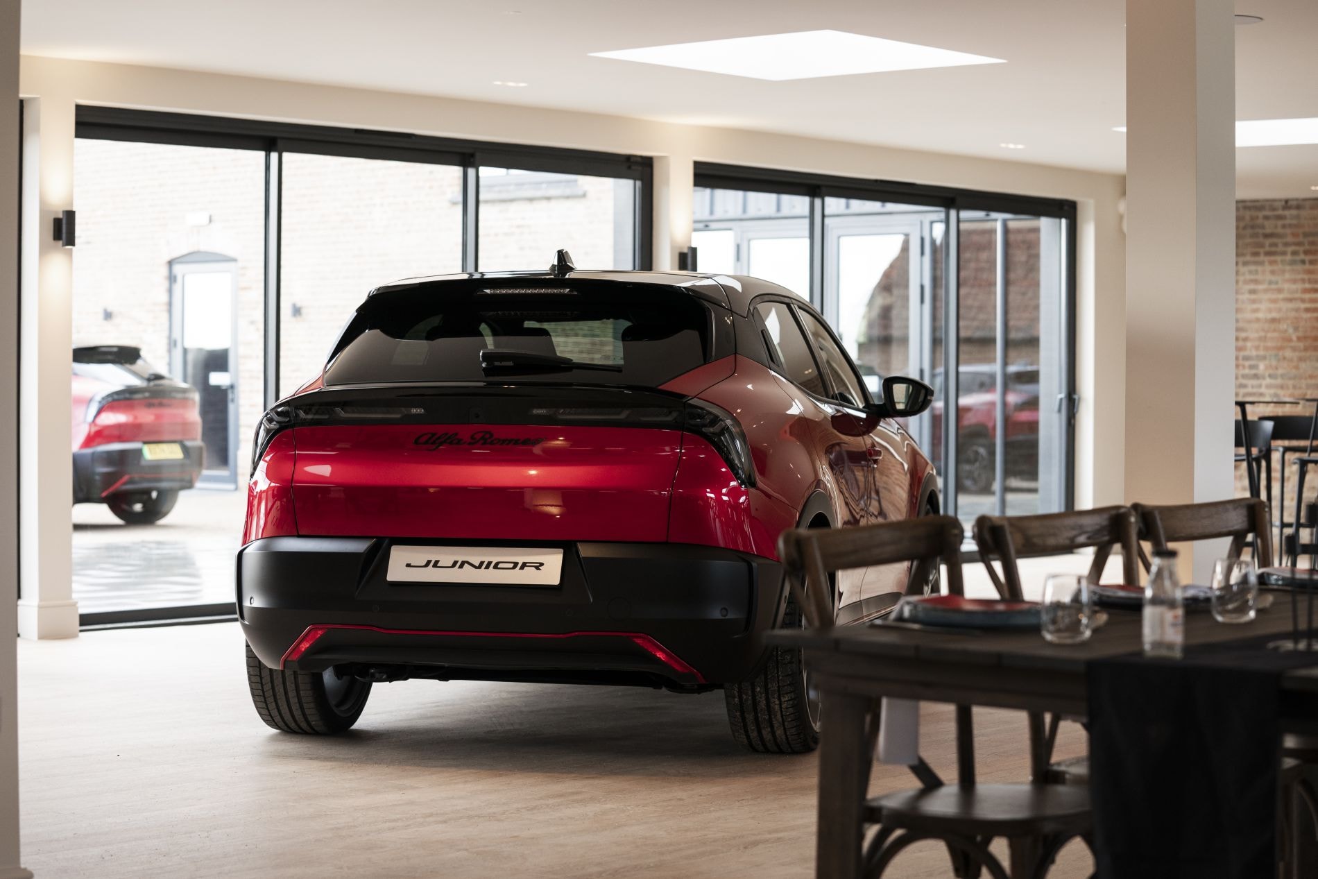 Vista lateral y trasera del Alfa Romeo Junior eléctrico, muestra su diseño moderno.