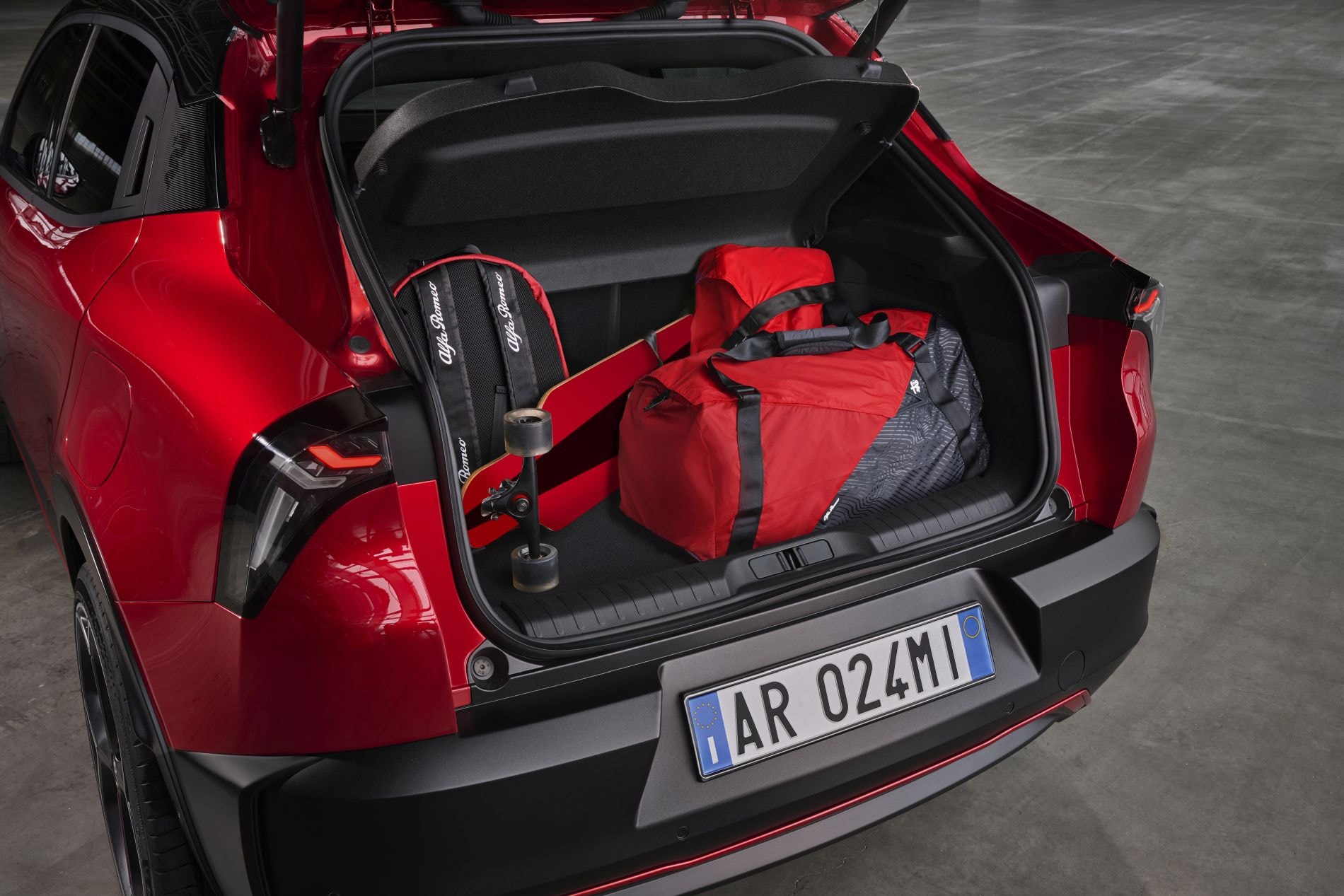 Detalle del ala trasera del Alfa Romeo Junior, resaltando su tecnología de iluminación moderna.