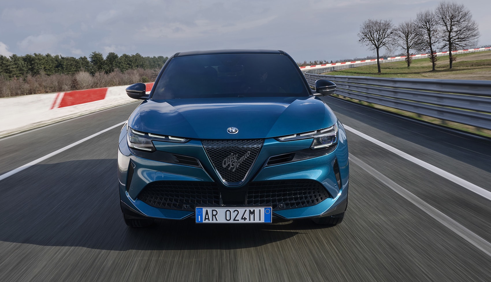 Vista lateral y frontal del Alfa Romeo Junior mostrando su diseño audaz.