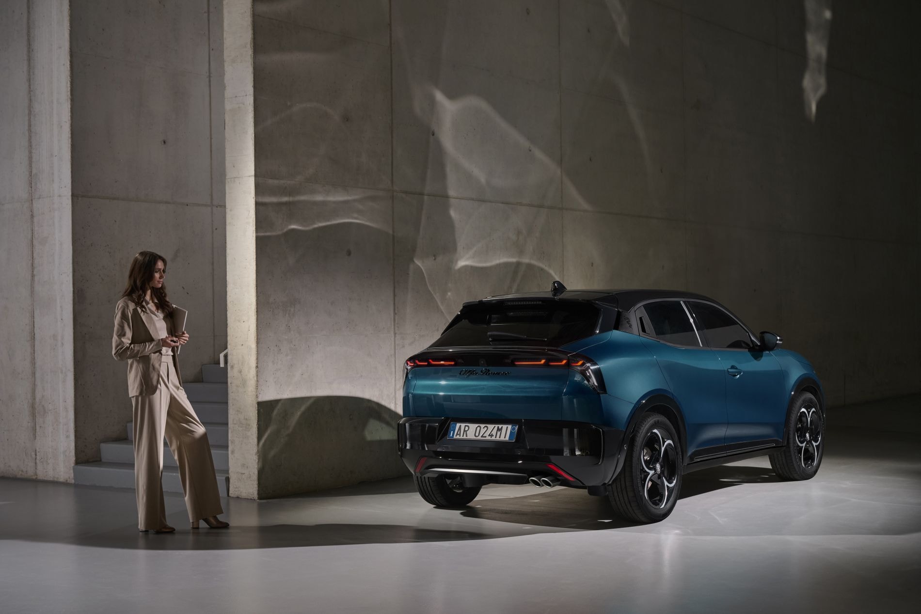 Frontal del Alfa Romeo Junior, exhibiendo su diseño distintivo y elegante.