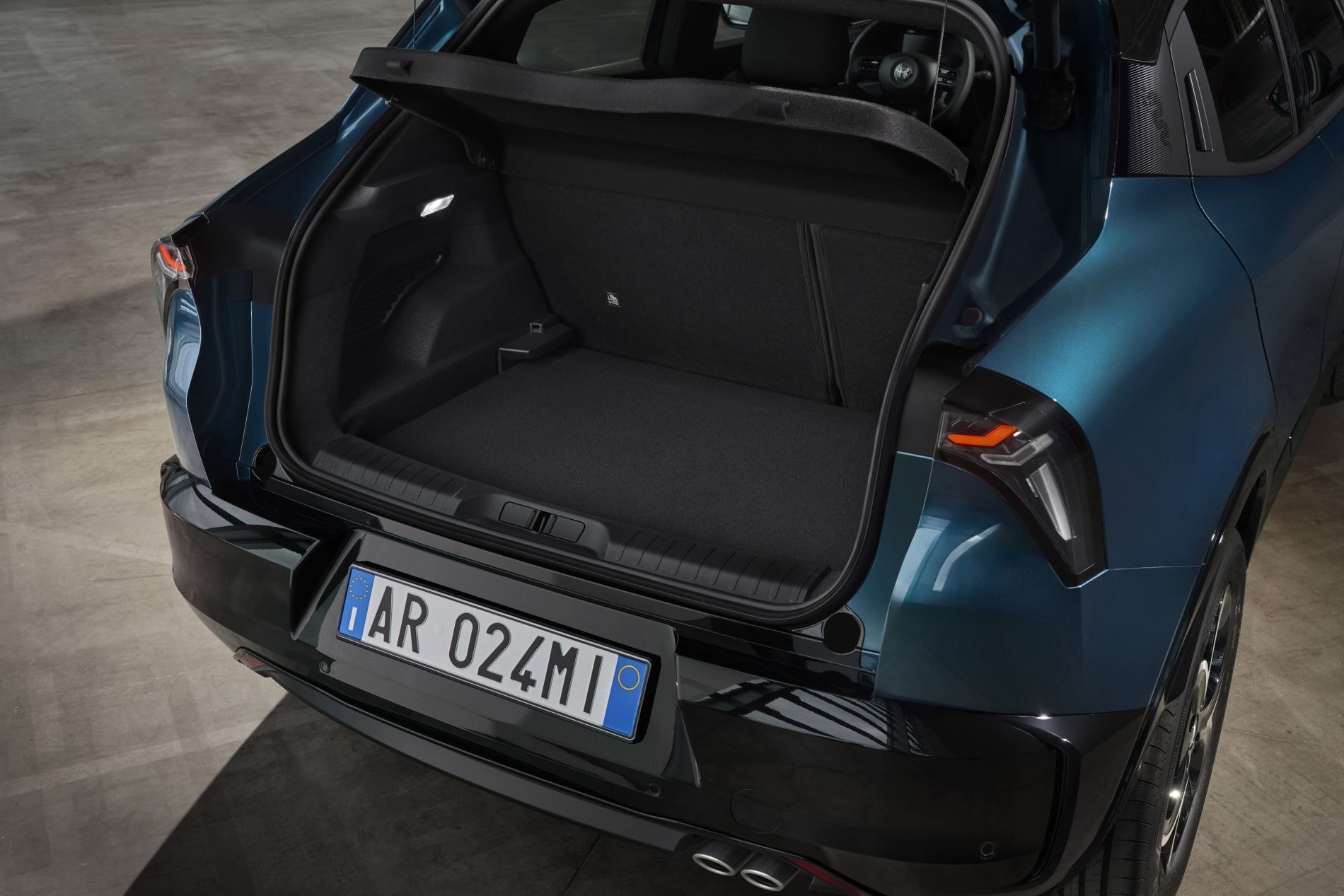 Vista lateral y trasera del Alfa Romeo Junior, mostrando su silueta atlética y contemporánea.