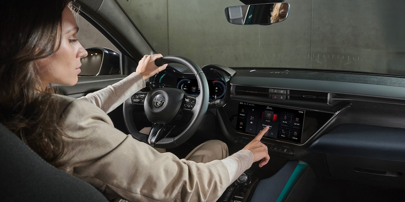 Perspectiva trasera del Alfa Romeo Junior que resalta sus líneas estilizadas.