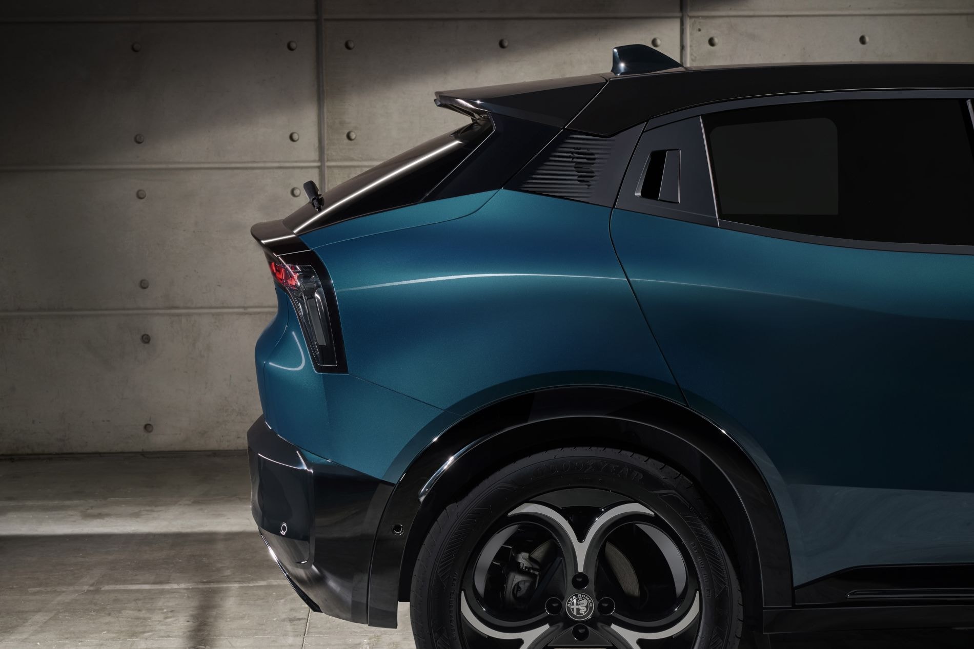 Imponente vista del frontal con su icónico diseño.