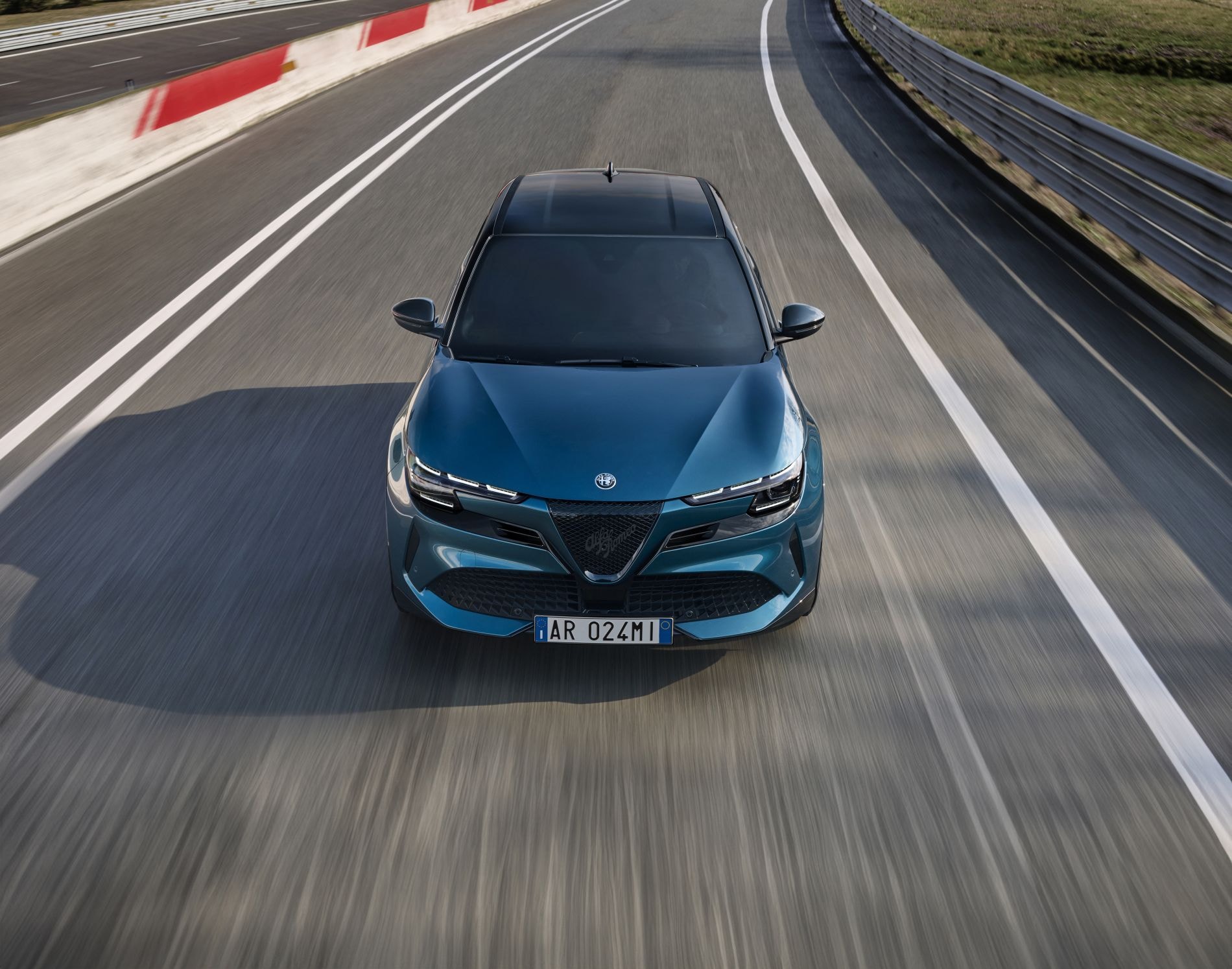 Perfil aerodinámico que resalta su elegancia y performance.