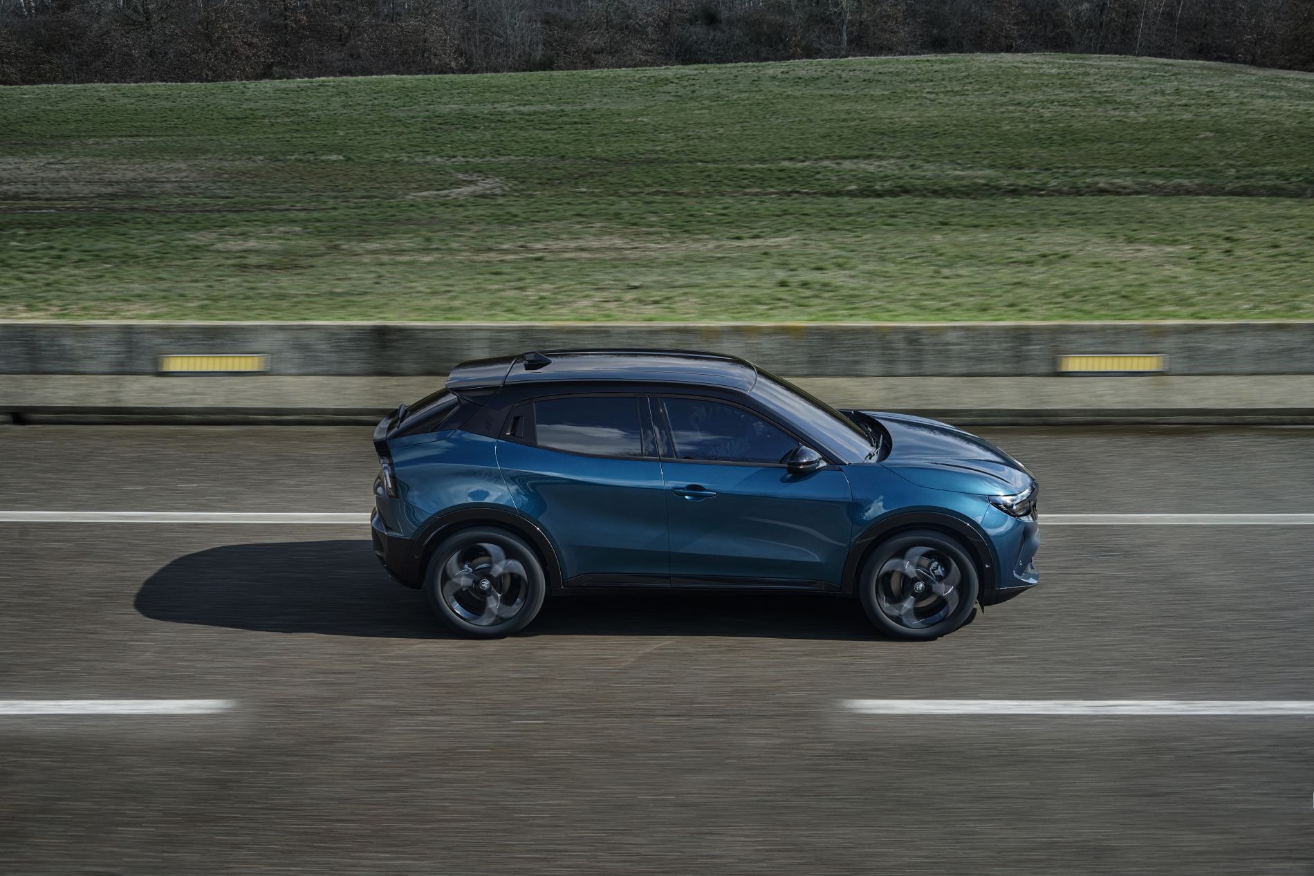 Diseño dinámico en la parte trasera del coche.