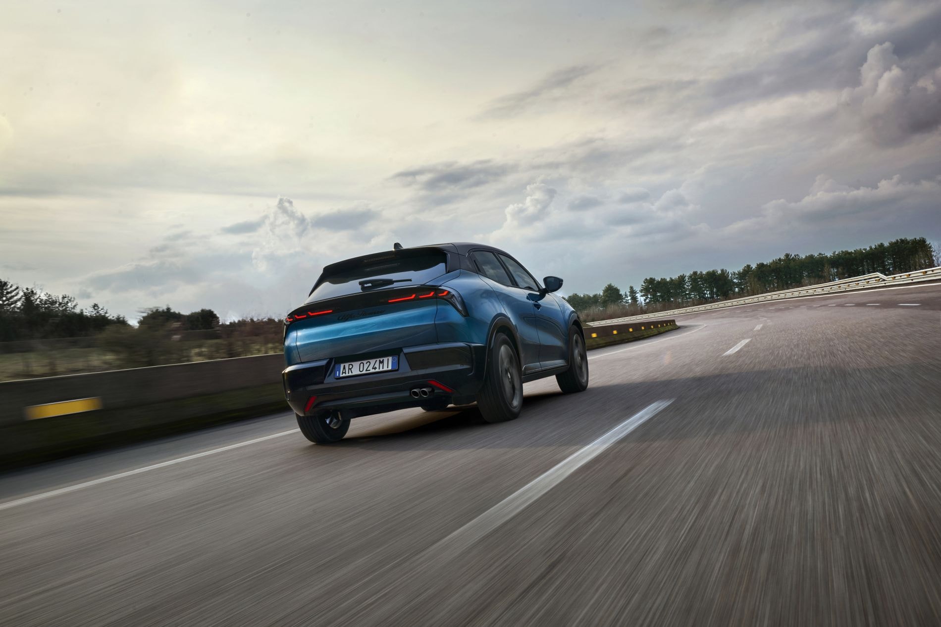 Atractiva vista frontal mostrando su distintivo estilo.