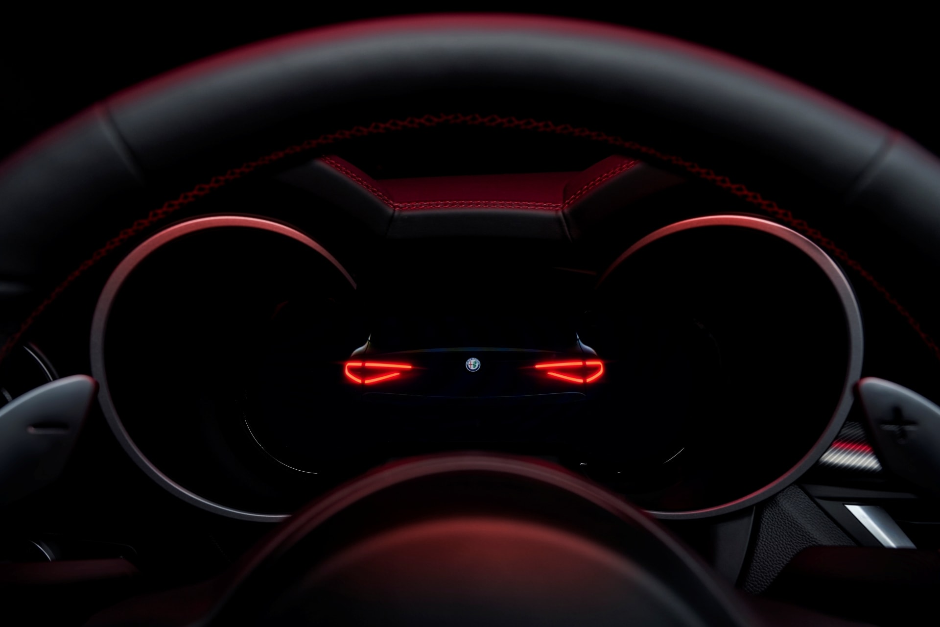 Instrumentación moderna y digital del Stelvio, iluminada con un rojo intenso