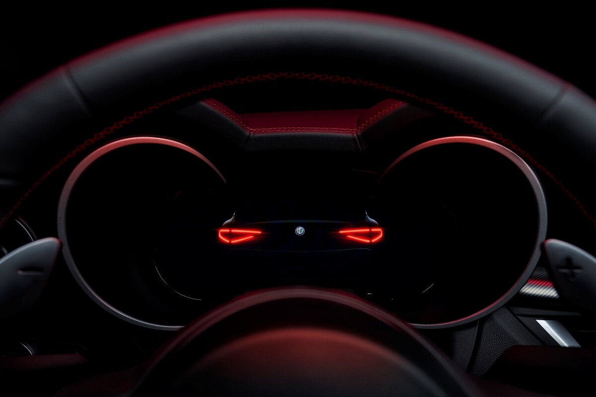 Instrumentación moderna y digital del Stelvio, iluminada con un rojo intenso Instrumentación moderna y digital del Stelvio, iluminada con un rojo intenso