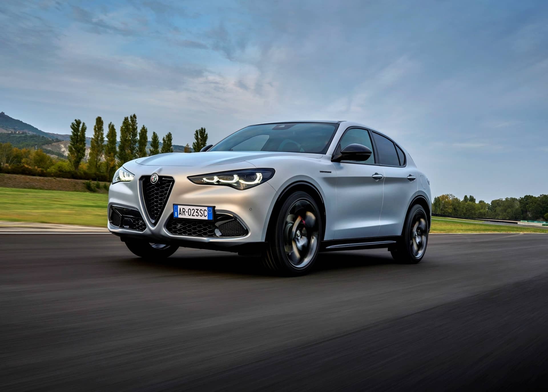 Alfa Romeo Stelvio en movimiento mostrando su perfil delantero y dinámica