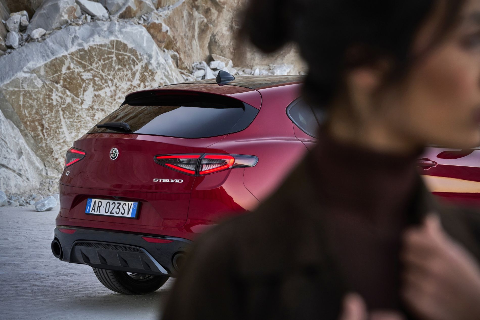 Vista lateral del Stelvio en un entorno natural, destacando su presencia atlética.