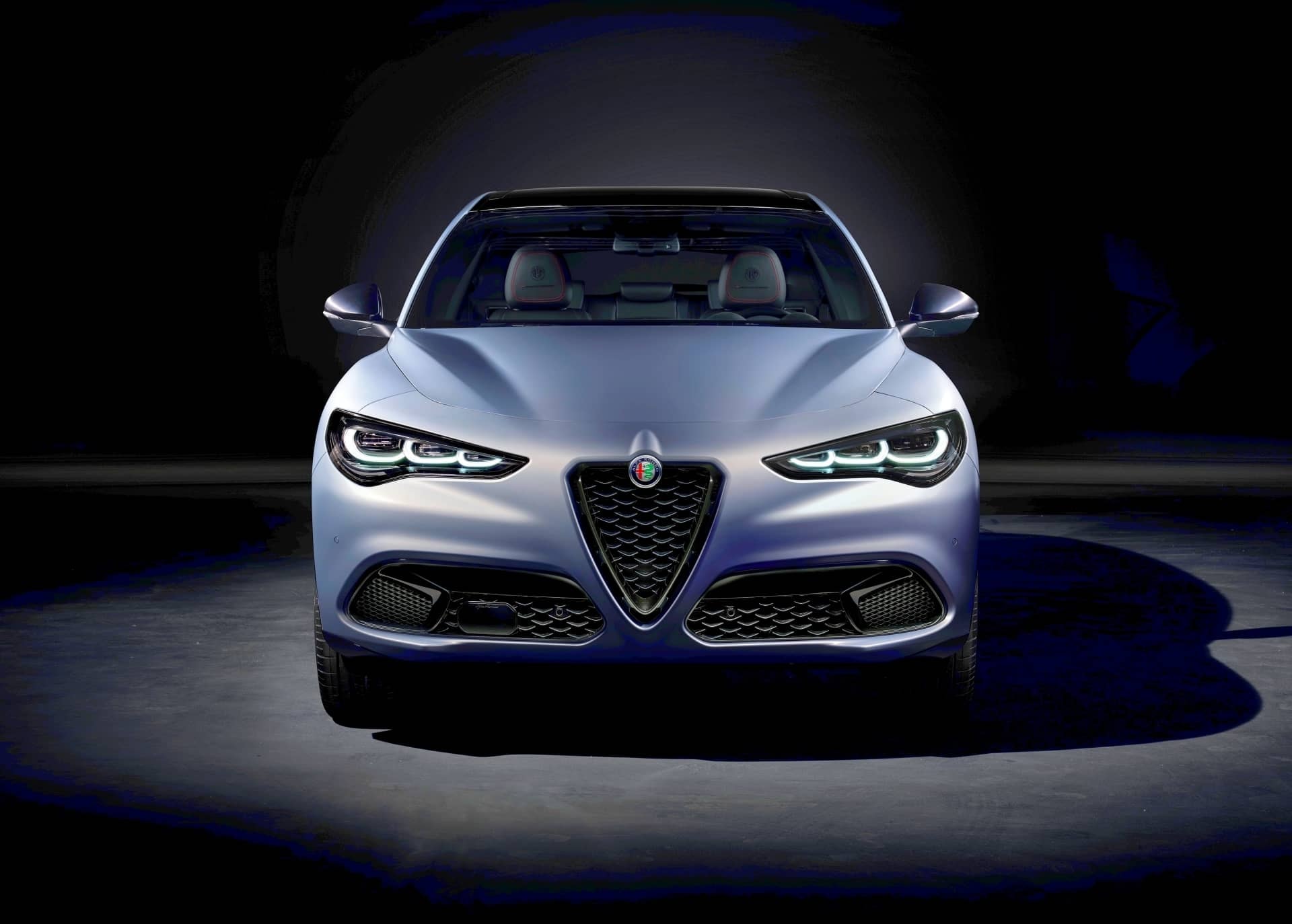 Imagen frontal del Stelvio destacando la parrilla distintiva de Alfa Romeo.