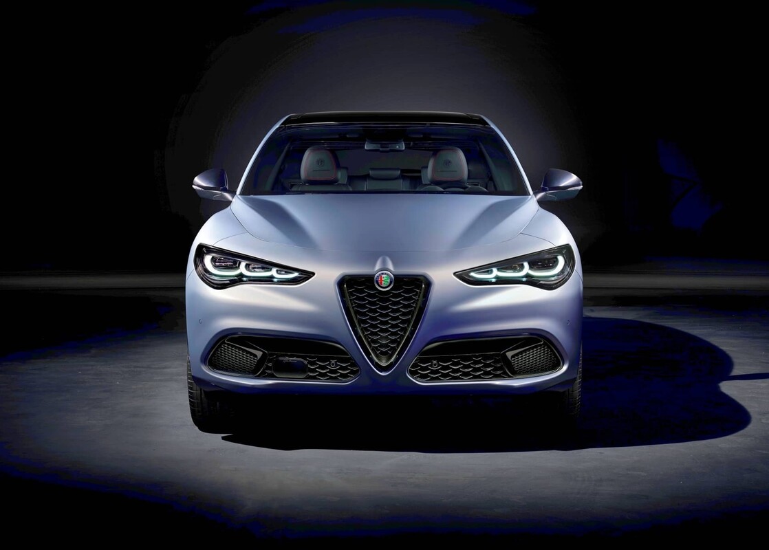Imagen frontal del Stelvio destacando la parrilla distintiva de Alfa Romeo. Imagen frontal del Stelvio destacando la parrilla distintiva de Alfa Romeo.