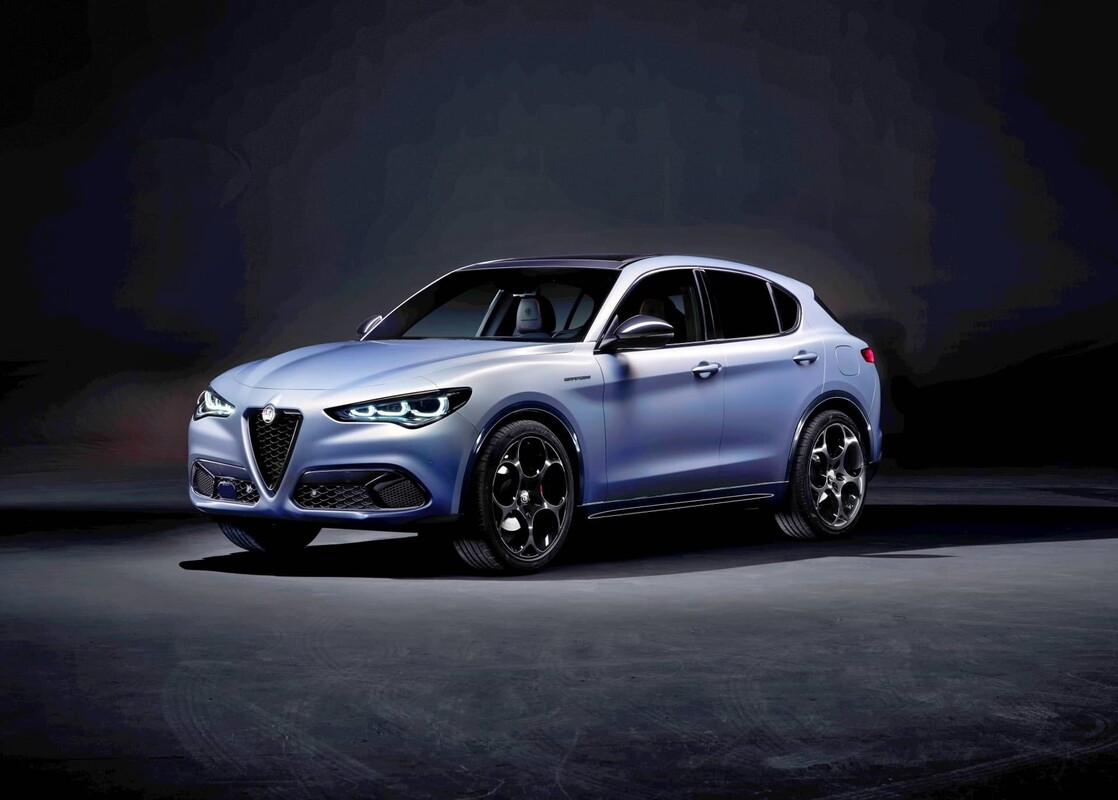 Vista lateral Alfa Romeo Stelvio destacando su diseño deportivo Vista lateral Alfa Romeo Stelvio destacando su diseño deportivo