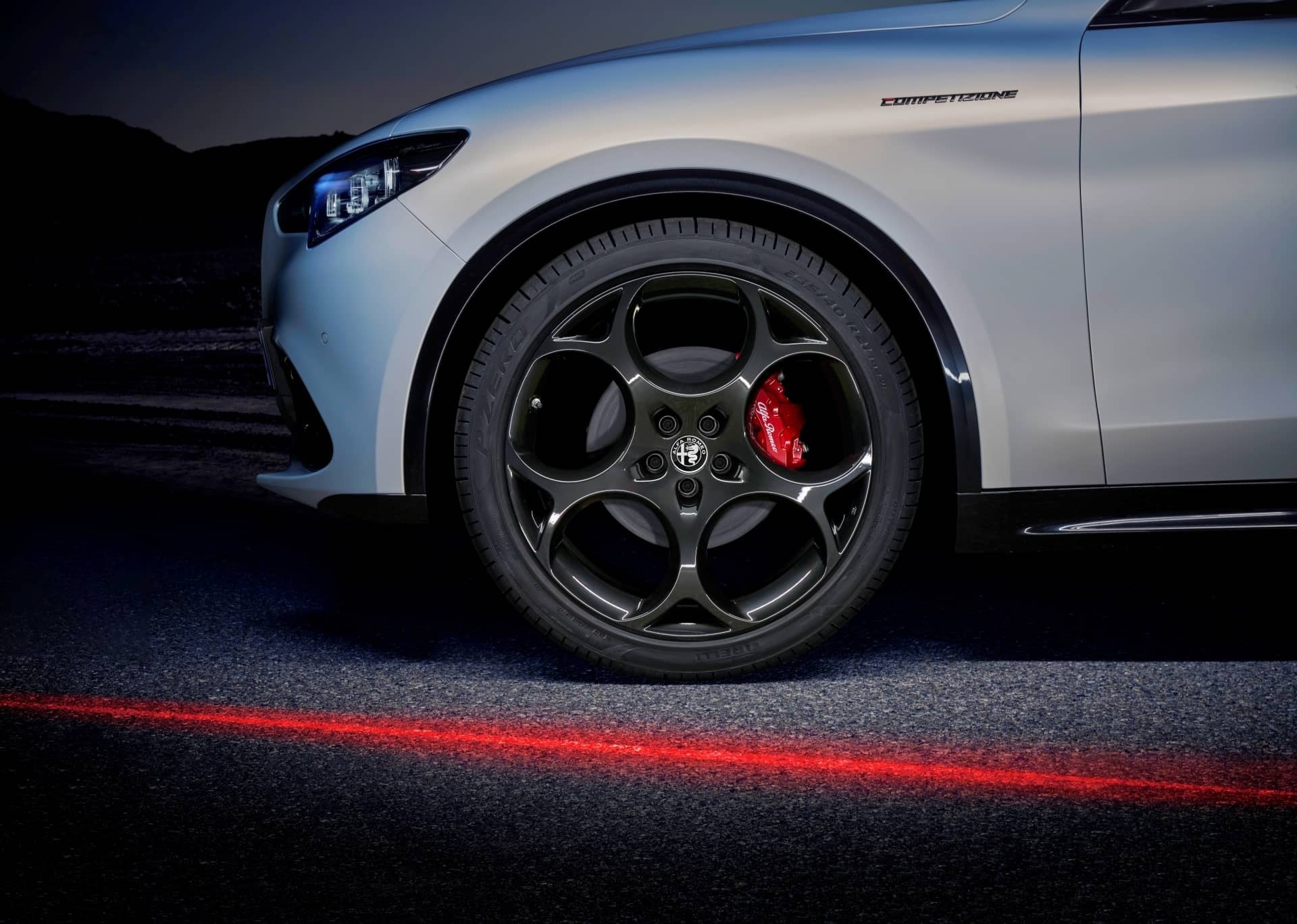 Enfoque en la llanta del Stelvio, subrayando su diseño deportivo