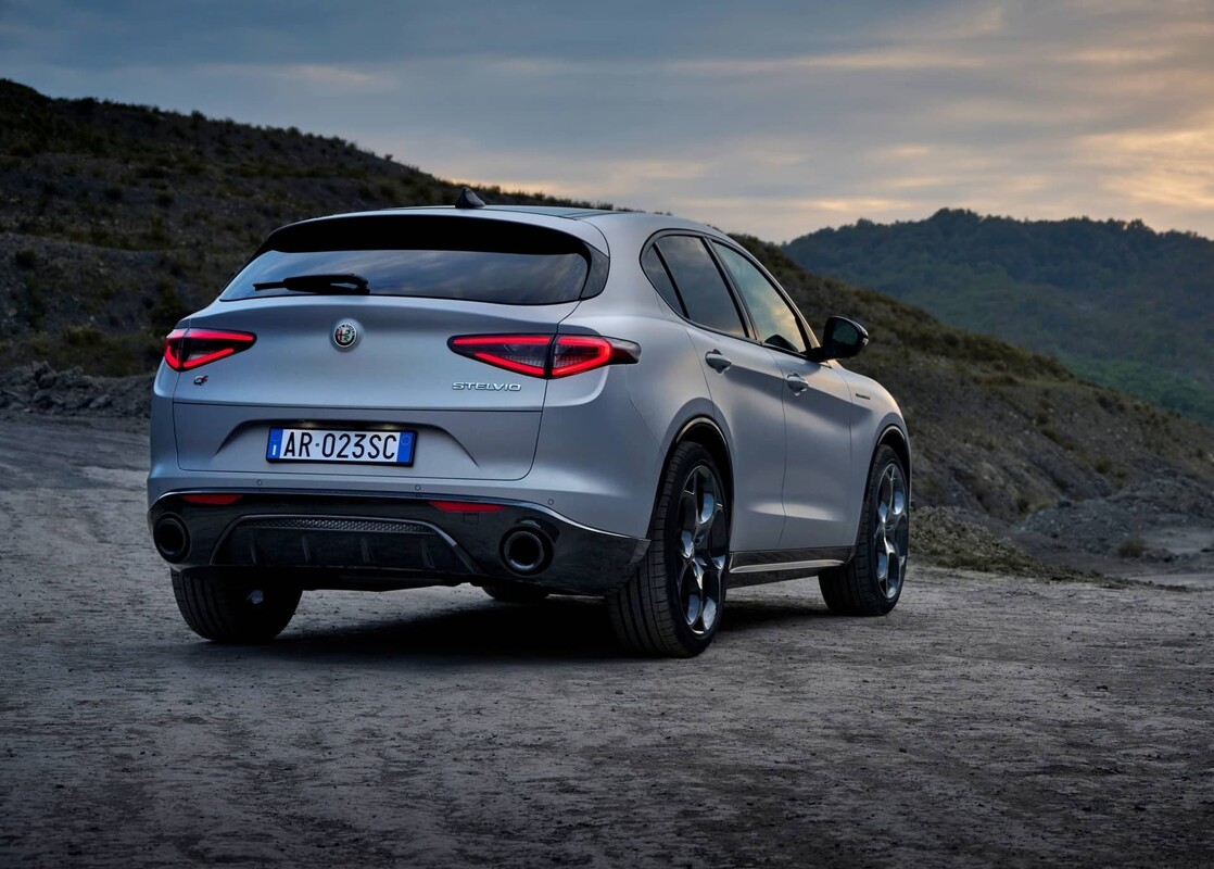 Perfil trasero lateral del Alfa Romeo Stelvio bajo luz natural Perfil trasero lateral del Alfa Romeo Stelvio bajo luz natural