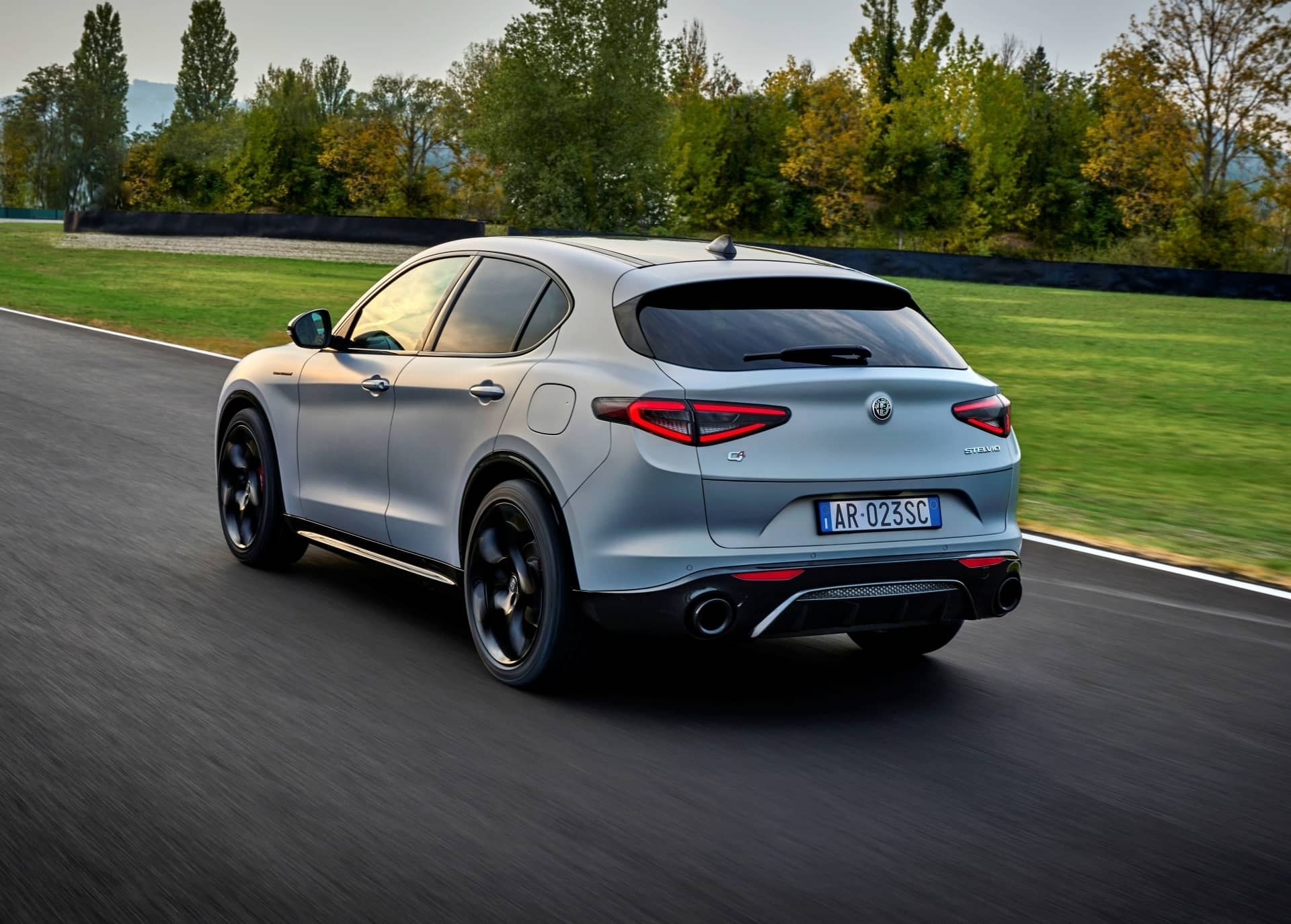 Elegante diseño trasero del Alfa Romeo Stelvio con exhaustivas proporciones